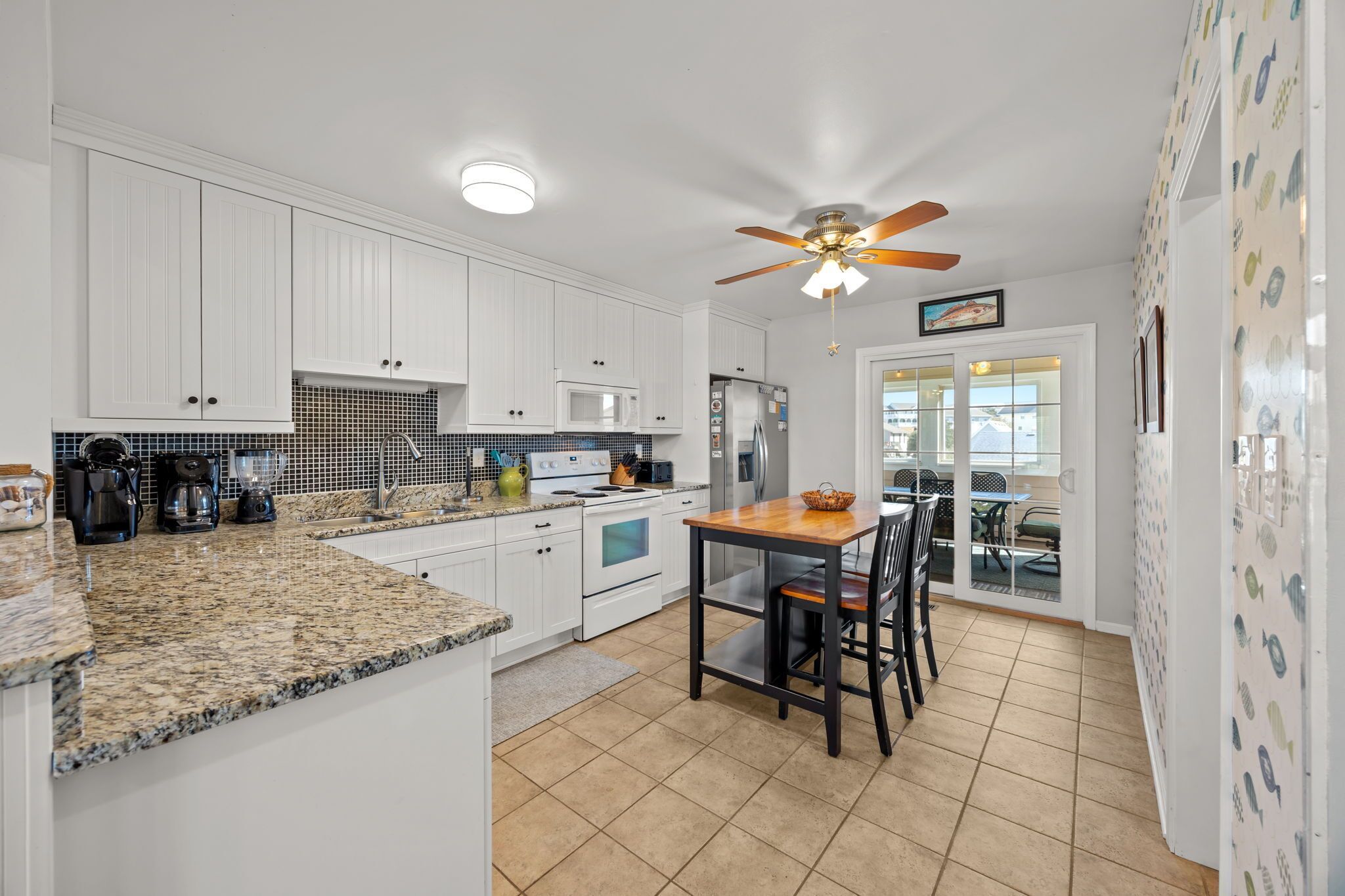 Réfrigérateur, micro-ondes, four, plaque de cuisson