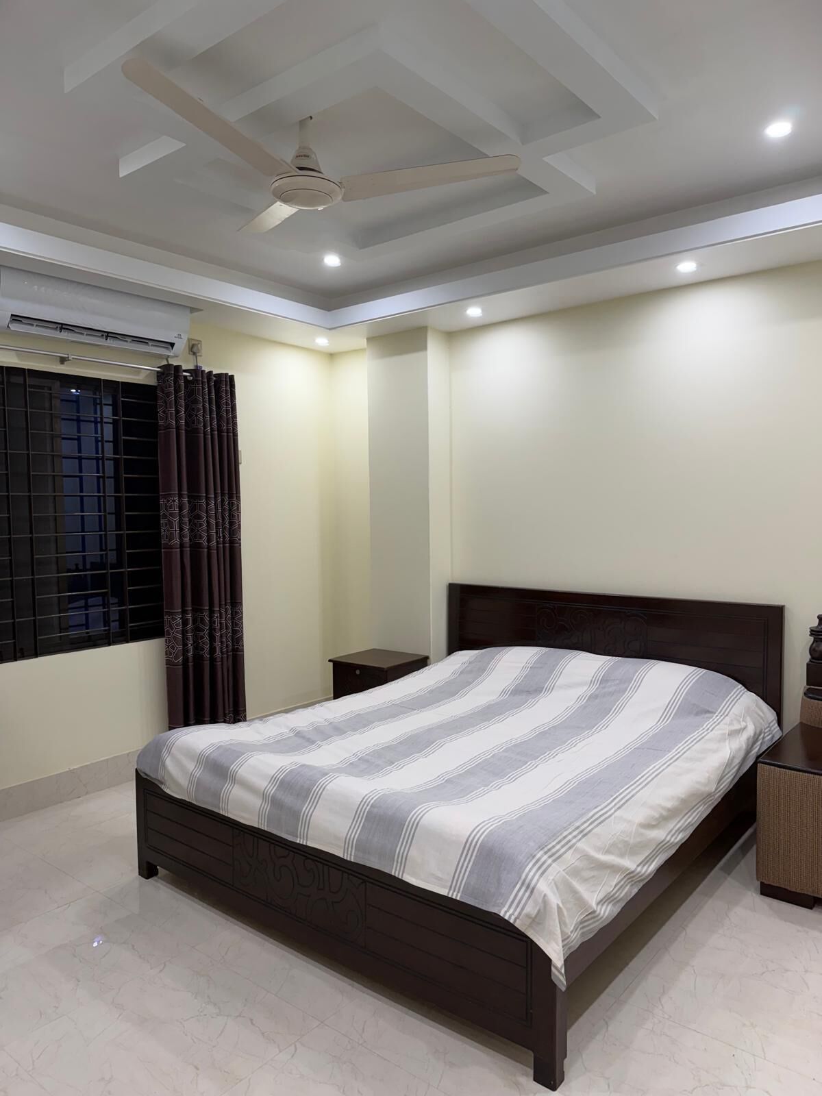 4 bedrooms, iron/ironing board, WiFi, bed sheets