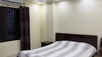 4 bedrooms, iron/ironing board, WiFi, bed sheets