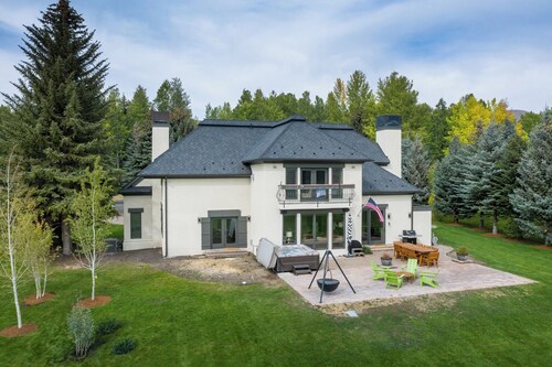 4BD Fairway Twelve Retreat + Resort Amenities