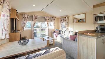 ํ์ฐ์ค | 2 ๊ฐ์ ์นจ์ค, ์ธํฐ๋ท