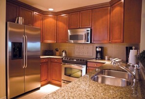 Microwave, oven, stovetop, dishwasher - Spring Break 3-bedroom resort in tranquil Kissimmee with fitness room and AC (Kissimmee)