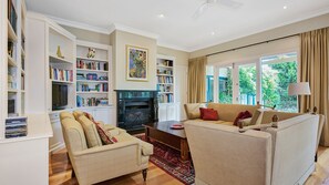 Smart TV - Yeovil House with Pool and Tennis Court (Glen Iris)