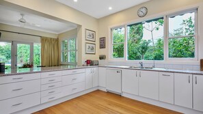 Fridge, microwave, oven, stovetop - Yeovil House with Pool and Tennis Court (Glen Iris)