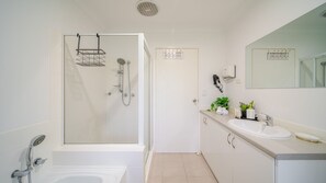 Shower, hair dryer, towels - Your Calm Corner in Lane Cove North (Lane Cove North)