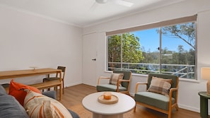 Smart TV - Grevillea Blossom Creek Villa (Nelligen)