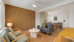 Smart TV - Banksia Bloom Lake Villa (Nelligen)