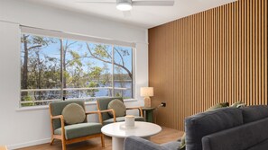 Smart TV - Banksia Bloom Lake Villa (Nelligen)