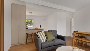 Smart TV - Banksia Bloom Lake Villa (Nelligen)