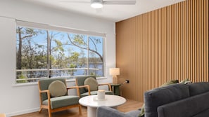 Smart TV - Waratah Lakeside Blossom Villa (Nelligen)