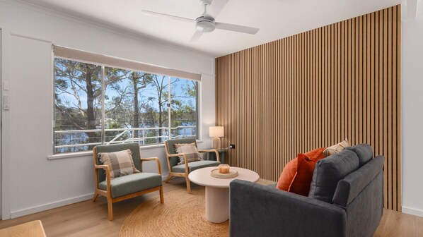 Smart TV - Magnolia Petal Water Villa (Nelligen)