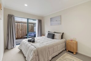 3 bedrooms, desk, WiFi, bed sheets - Field & Surf Apartment (Mount Maunganui)