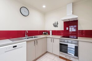 Fridge, microwave, oven, stovetop - Field & Surf Apartment (Mount Maunganui)