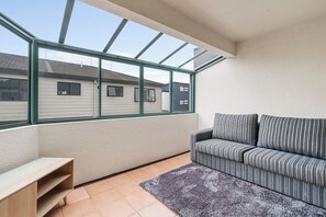 TV, video games - Field & Surf Apartment (Mount Maunganui)
