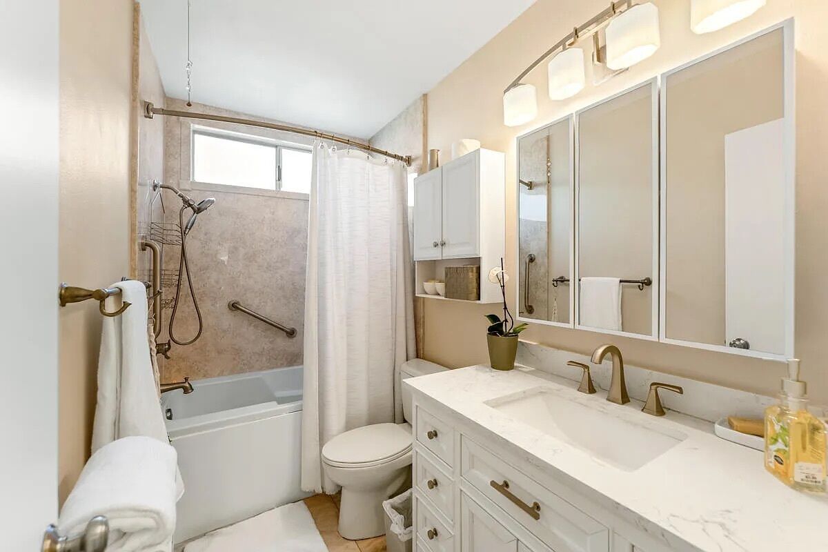 Shower, jetted tub, hair dryer, towels