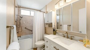 A bathroom with a bathtub, toilet, and sink. - Quiet and Spacious 4BR Goleta Home with a Big Yard and Near Beaches & UCSB (Goleta)