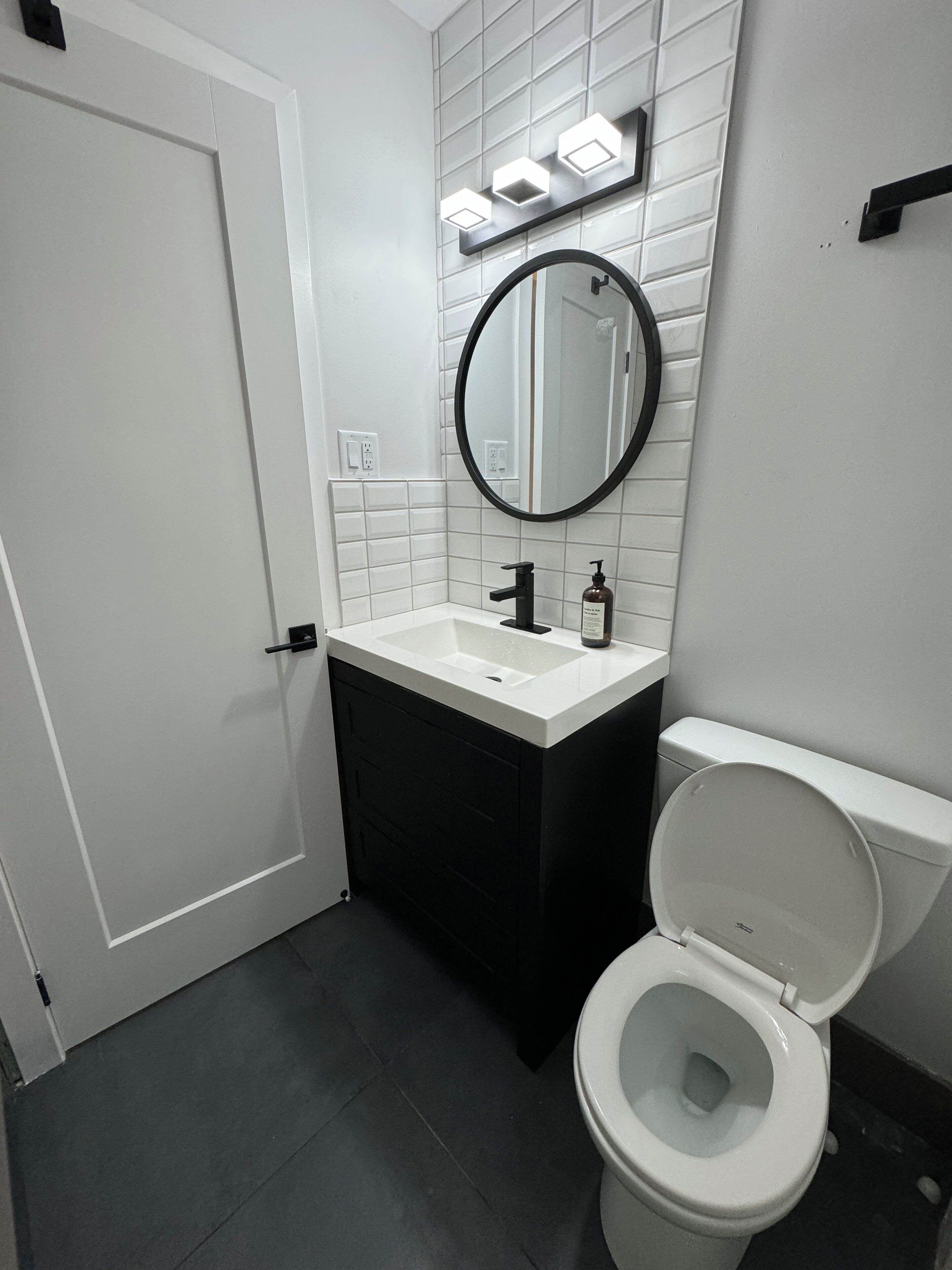 Sèche-cheveux, serviettes fournies, savon, shampoing