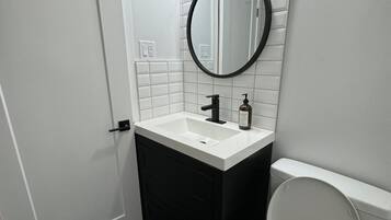 SĂšche-cheveux, serviettes fournies, savon, shampoing