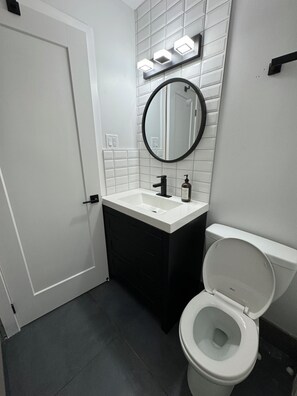 Secadora de cabello, toallas, jabón, shampoo