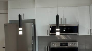 Réfrigérateur, micro-ondes, four, plaque de cuisson