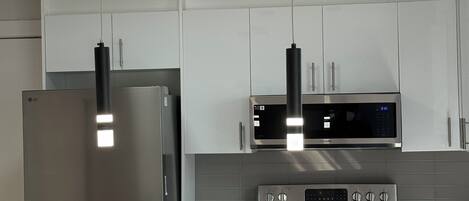 Refrigerador, microondas, horno y parrilla de estufa