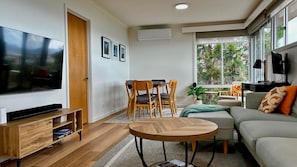Smart TV, books - 3 Bedroom Townhouse - Sandy Bay - Gorgeous View (Sandy Bay)