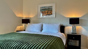 Escritorio, tabla de planchar con plancha, wifi gratis y ropa de cama