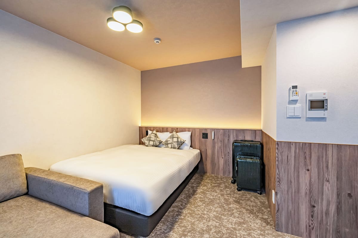 Quarto standard, 1 cama Queen, para não fumantes | Escrivaninha, cortinas blackout, Wi-Fi de cortesia, roupa de cama