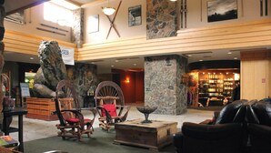 Un hall d’entrée doté de meubles en bois, d’éléments décoratifs en pierre et d’une cheminée.