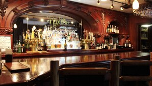Un bar au décor intérieur en bois, avec un large choix de boissons alcoolisées exposées et une enseigne indiquant « Montana Draft Light ».