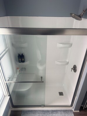 Shower, hair dryer, towels, soap - Adorable 4-bedroom house in Fond du Lac bring your family or friends (Fond du Lac)