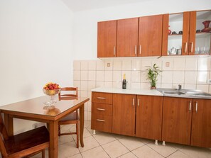 Refrigerador, horno y utensilios de cocina 