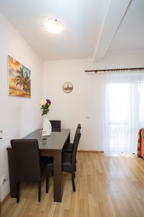 Dining - Fünf-Bett-Appartement by Interhome (Bar)