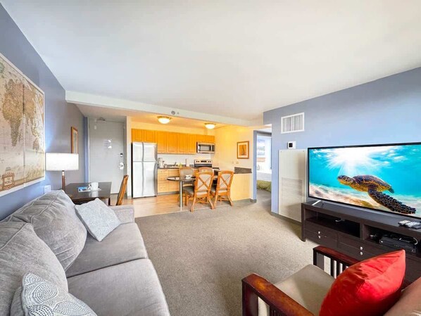 Smart TV - 31Fl Ocean & Diamond Head Views 2BR/1BA in Waikiki (Honolulu)
