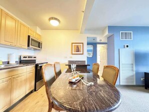 Dining - 31Fl Ocean & Diamond Head Views 2BR/1BA in Waikiki (Honolulu)
