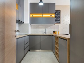 Kühlschrank, Ofen, Geschirrspüler, Kochgeschirr/Geschirr/Besteck