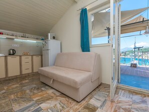 Interior - Gemütliche Wohnung mit Meerblick vom Balkon aus by Interhome (Utjeha)