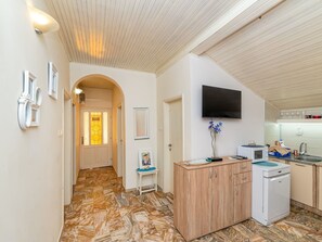 Fridge, microwave, cookware/dishes/utensils - Gemütliche Wohnung mit Meerblick vom Balkon aus by Interhome (Utjeha)