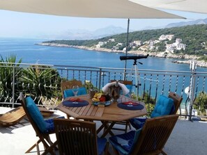 Outdoor dining - Gemütliche Wohnung mit Meerblick vom Balkon aus by Interhome (Utjeha)