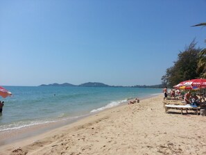 A beach with clear skies, calm waters, and a few people enjoying the sun. - Ferienvilla mit gemeinschaftlichem Pool by Interhome (Chak Phong)