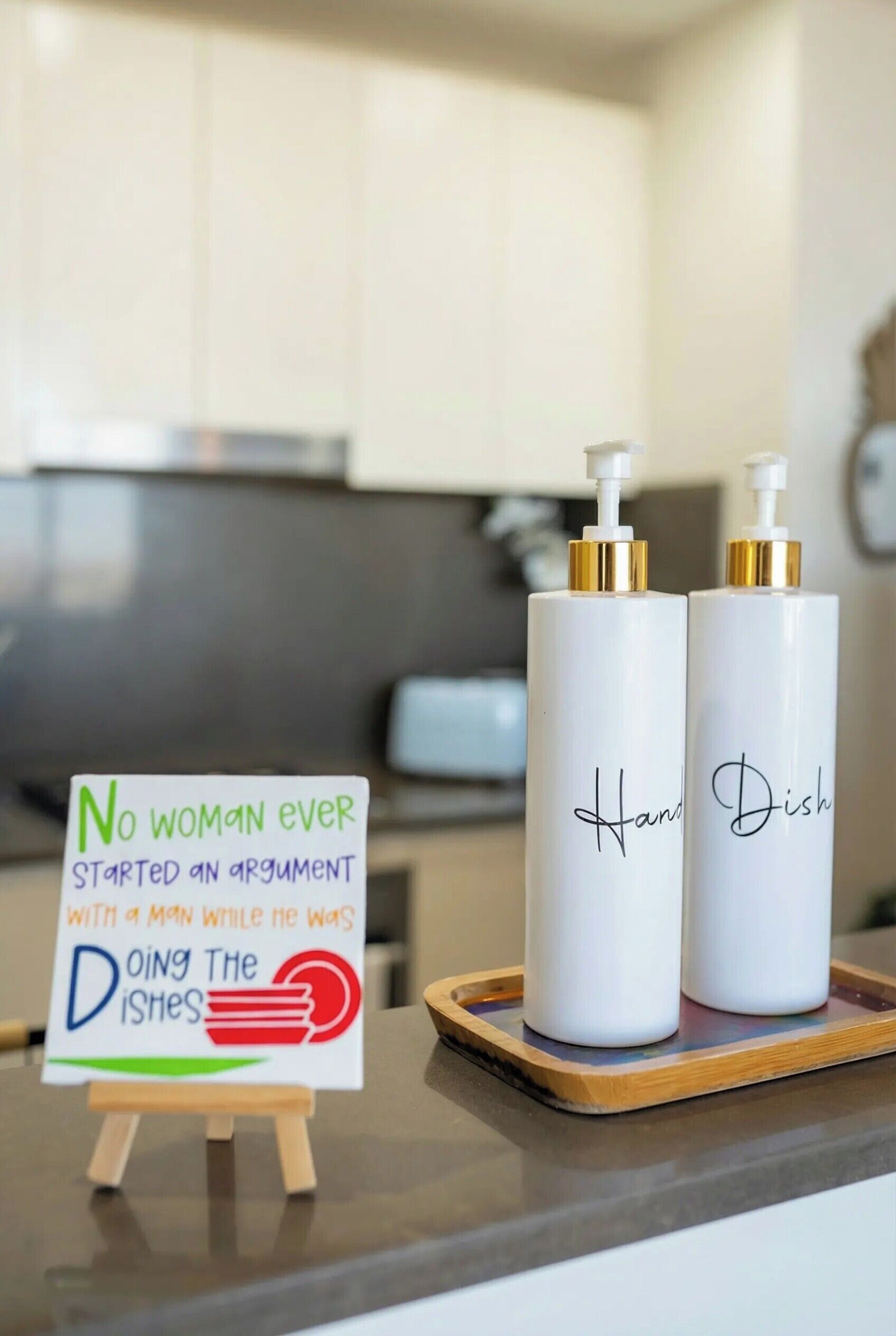Una encimera de cocina con dos botellas blancas etiquetadas como 