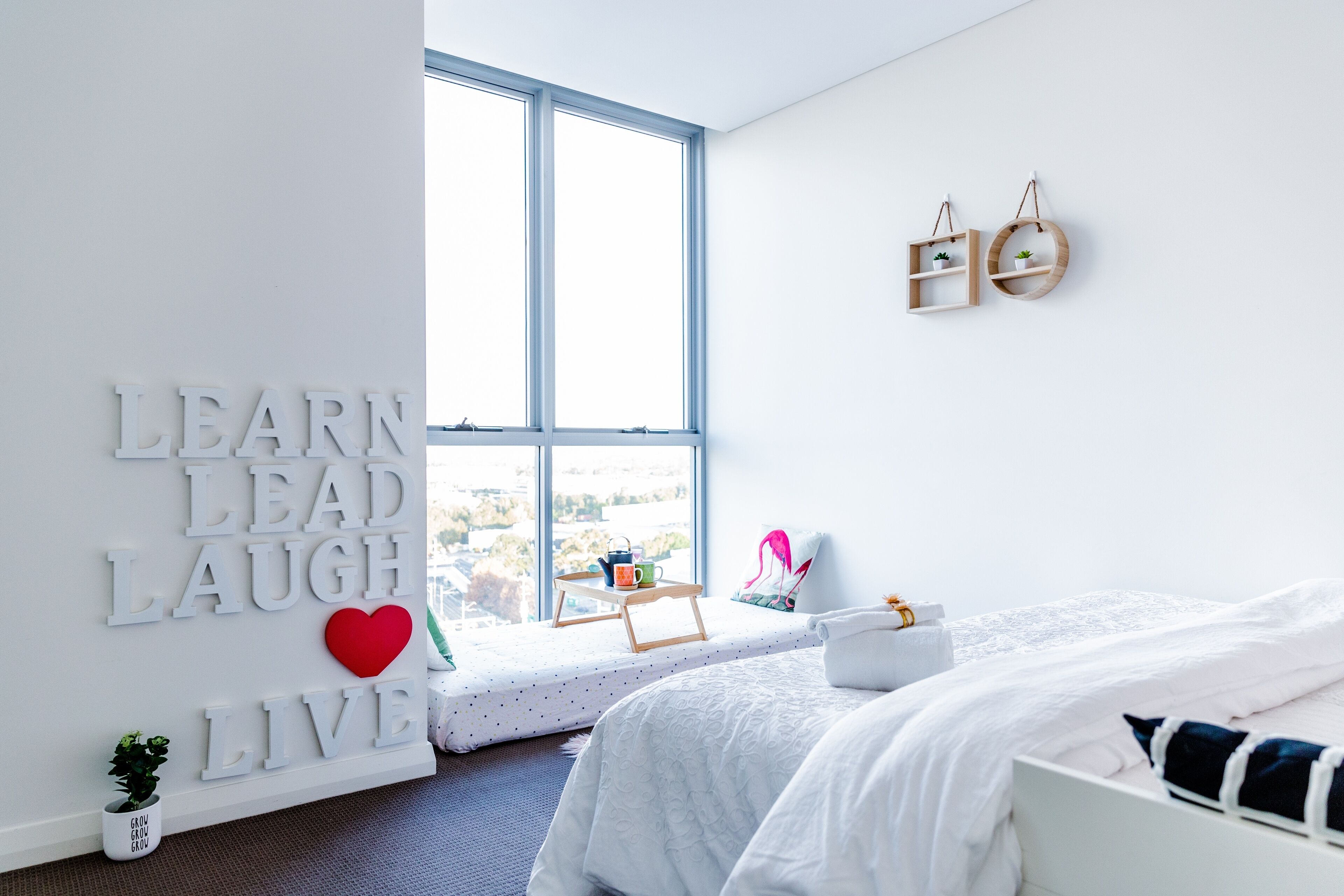 Een strijkplank/strijkijzer, wifi, beddengoed