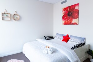 Een strijkplank/strijkijzer, wifi, beddengoed