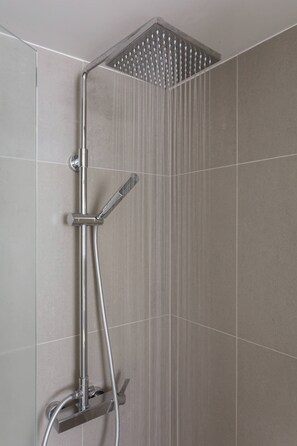 Shower, hair dryer, towels - Sunrise & Sea views - Luxe downtown with 2 carpark (Mount Maunganui)
