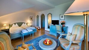 A hotel room with a bed, a TV, a desk, and a chair. - Perwanger (Fie allo Sciliar)
