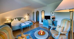A hotel room with a bed, a TV, a desk, and a chair. - Perwanger (Fie allo Sciliar)
