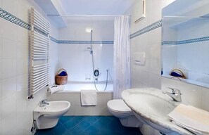 A bathroom with a bathtub, two sinks, a bidet, and a shower. - Perwanger (Fie allo Sciliar)