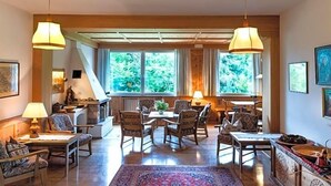 A spacious living room with a large window, a dining area, and a kitchen. - Perwanger (Fie allo Sciliar)