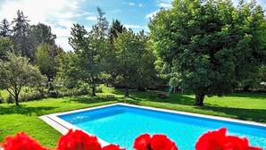 A rectangular swimming pool surrounded by lush green grass and trees. - Perwanger (Fie allo Sciliar)