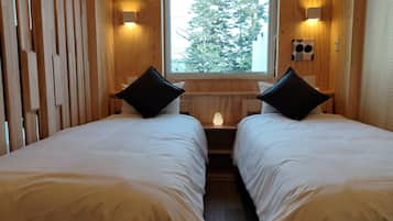 Blackout drapes, free WiFi, bed sheets